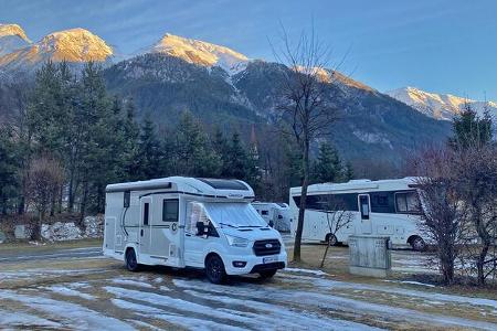 Schnee auf Campingplatz, Wintercamping