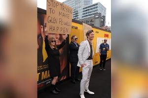 Shootingstar Glen Powell: Eltern trollen ihn bei "Hit Man"-Premiere
