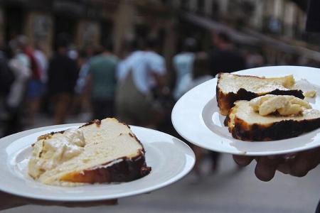 San Sebastian Cheesecake, Kuchen, Käsekuchen, Teller, Spezialität