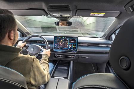 VW ID.7, Cockpit + Fahrer