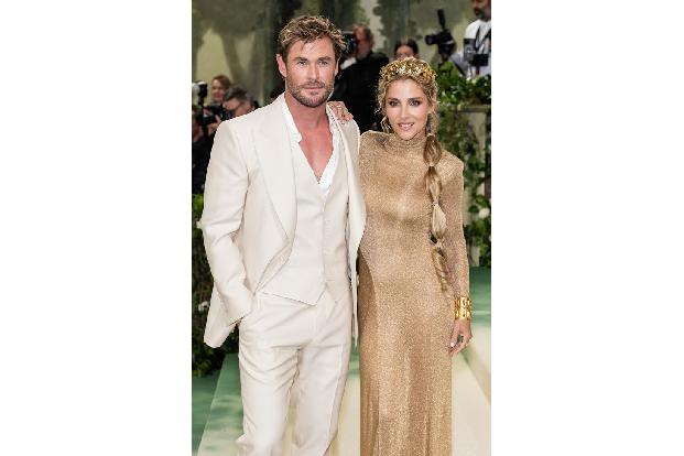 Chris Hemsworth und seine Frau Elsa Pataky haben im neuen Actionfilm 'Furiosa: A Mad Max Saga' eine gemeinsame Szene. Wird es nicht ein bisschen viel, wenn man auch noch auf der Arbeit zusammenhängt? ...