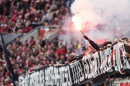 Schweigeminute im Spiel: Bayer gedenkt verstorbenen Fans