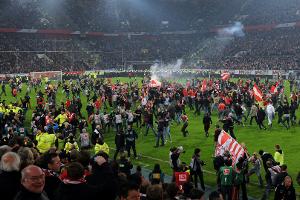 Elfer-Krimi und "Skandalspiel": Denkwürdige Relegations-Duelle