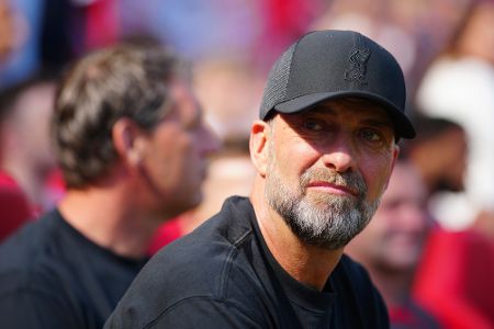 Jürgen Klopp mit schwarzer Basecap schaut in die Ferne
