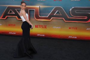 Ohne Ben Affleck: Jennifer Lopez allein bei der "Atlas"-Premiere