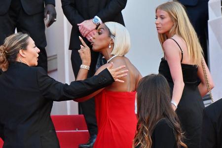 In Cannes: Pöbelt Kelly Rowland hier etwa eine Sicherheitsbeamtin an?