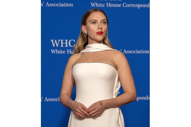 Scarlett Johansson wartet zwar noch auf ihren ersten Oscar, obwohl sie 2020 sowohl für die beste Neben- als auch die beste Hauptrolle nominiert wurde. Den Tony Award hat sie hingegen schon 2010 bekomm ...
