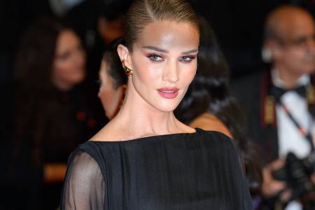 Rosie Huntington-Whiteley sendet nackte Grüße aus Cannes