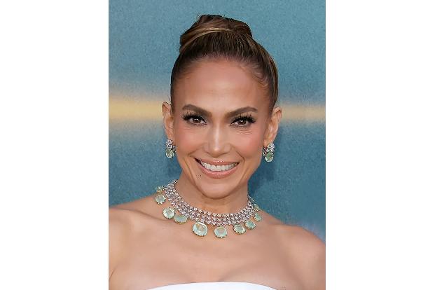 Dabei spielt J.Lo nicht nur die Hauptrolle, sondern hat den Film über ihre Produktionsfirma Nuyorican Productions, die einen Vertrag mit Netflix hat, auch mitproduziert. Neben ihr...