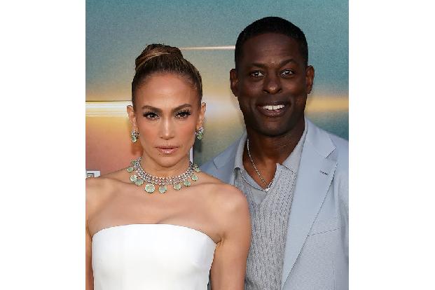 ...Sterling K. Brown ('American Fiction') in den Hauptrollen zu sehen. Mit ihnen posierte J.Lo auf dem roten Teppich wie hier bei der Premiere im Egyptian Theatre in Hollywood. Von ihrem Mann Ben Affleck...