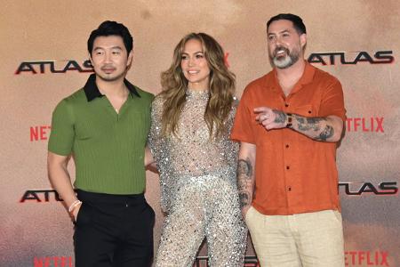 Jennifer Lopez' Co-Star in 'Atlas', Simu Liu, ärgerte sich ebenfalls über die Fragen und schimpfte: 