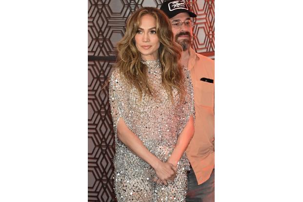 Ben Affleck und Jennifer Lopez waren erstmals zwischen 2002 und 2004 verlobt, trennten sich dann aber vor der Hochzeit. 2021 fanden sie wieder zusammen und heirateten im Juli 2022.