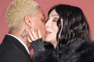 Cher knutscht in Cannes auf dem roten Teppich