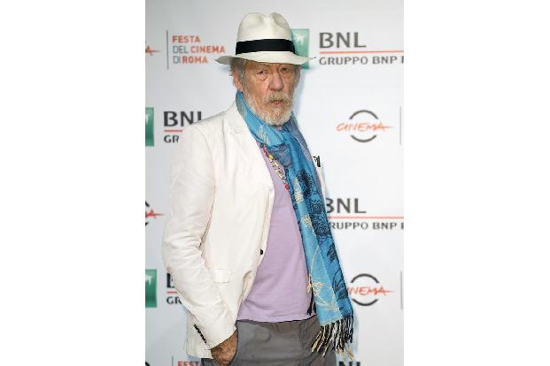 Obwohl er in vielen legendären Filmen mitgespielt hat, ist es vor allem das Theater, welches ihm am Herzen liegt. Zurzeit steht er im Londoner Noël Coward Theatre in 'Player Kings' auf der Bühne, eine ...