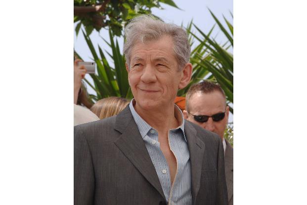 An der Uni Cambridge machte man sich über seinen Akzent aus der Grafschaft Lancashire lustig. Daraufhin arbeitete er an seiner Aussprache, denn er hatte Angst, dass er keine Schauspiel-Karriere machen ...