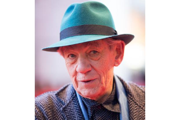 Schon 1988 outete sich Ian McKellen als schwul und ist seitdem einer der bekanntesten Aktivisten für LGBTQ+-Rechte. 2006 überholte er Elton John auf der 'Independent Pink List' als einflussreichster s ...