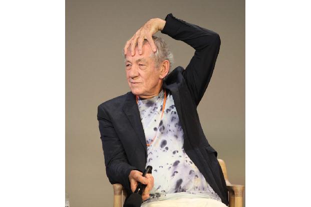 Der Schauspieler ist wegen seiner Schlagfertigkeit, seiner Intelligenz und seinem Mutterwitz ein gern gesehener Gast in Interviews und auf Podiumsdiskussionen.