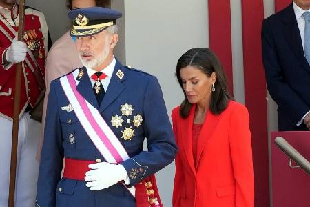 Armed Forces Day: Königin Letizia von Spanien im knallroten Anzug