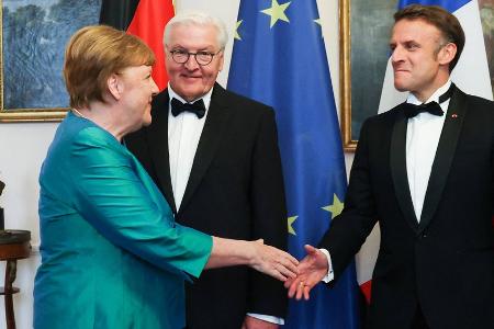 Große Wiedersehensfreude: Angela Merkel trifft die Macrons