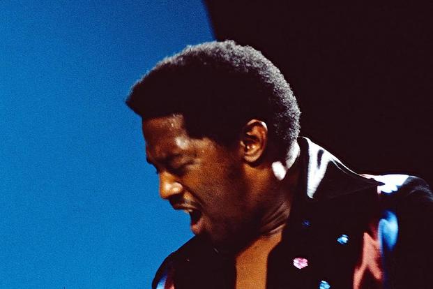 Schwarzer Mann auf Bühne beim engagierten Singen