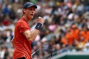 Nach Hüftproblemen: Sinner mit gelungenem Auftakt in Paris