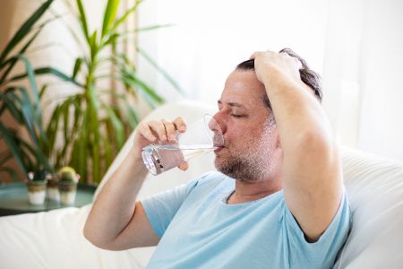 mann trinkt ein glas wasser