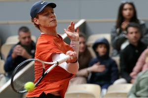 Sinner im Achtelfinale und Platz eins ein Stück näher