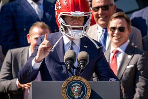 Besuch des Super-Bowl-Champions: Biden trägt Chiefs-Helm