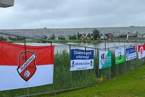 Besondere Aktion der Fans: "Fahnenmeer" am DFB-Camp