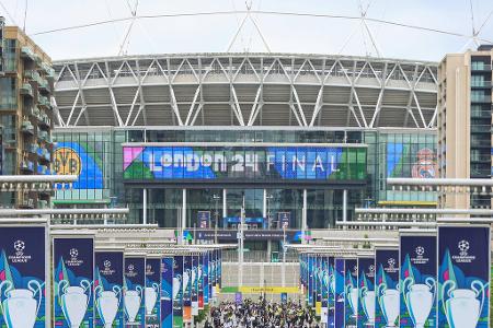 Bereits Stunden vor Anpfiff ist es vor dem Stadion voll