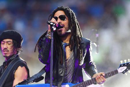 Lenny Kravitz heizt den Fans kurz vor dem Anpfiff ein