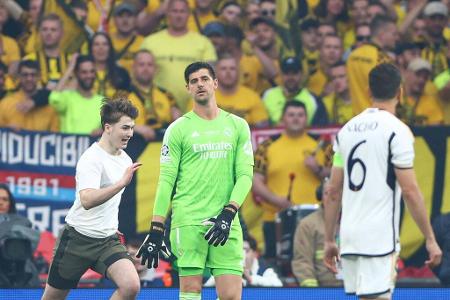 Mehrere Flitzer stören das Spiel kurz nach Anpfiff