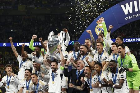 Die Real-Stars recken die Trophäe in die Höhe