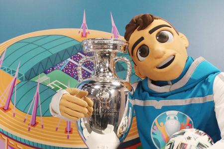 So putzig waren die bisherigen EM-Maskottchen - Auch bei der EURO 2024 in Deutschland darf ein Maskottchen nicht fehlen. Seit dem Jahr 1980 sind die meist putzigen Wesen als Begleiter des großen europäischen Fußball-Länderturniers zu finden. Wir haben eine Übersicht zusammengestellt, in der natürlich auch ein Bär seinen Platz bekommt, der die anstehende EM begleiten wird: