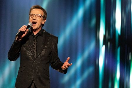 Mann mit Mikrofon singt