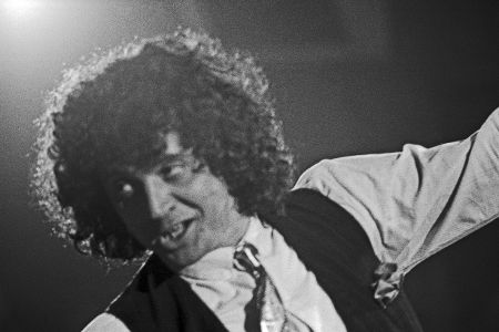 Mann mit Lockenmähne in schwarzweiß