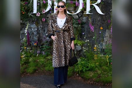 Dior-Show: Jennifer Lawrence ist mit ihrem Leo-Mantel der Hingucker
