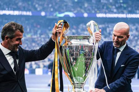 Kalle Riedle und Zinedine Zidane präsentieren die Trophäe