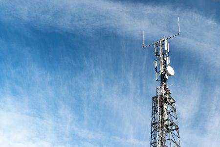 Funkmast mit Antennen und Satellitenschüsseln