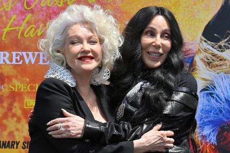 In Hollywood-Zement verewigt: Cher feiert Cyndi Lauper