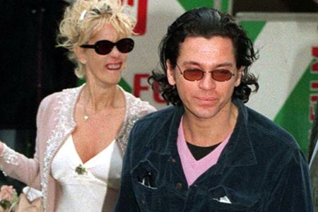 Frau mit kurzen blonden Haaren und Mann mit roter Sonnenbrille