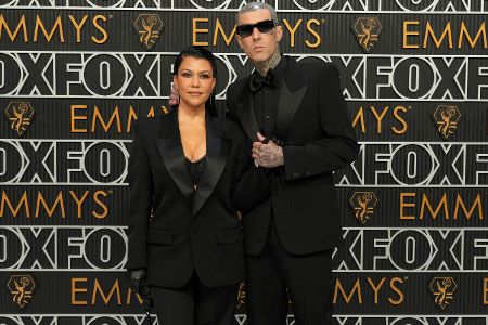 Mann und Frau auf einem roten Teppich