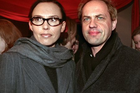 Frau mit Schal und Brille neben Mann im Mantel