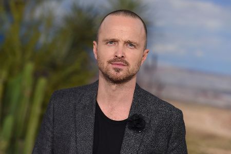 Portrait eines Mannes, im Hintergrund Wüste mit Kaktus