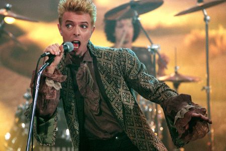 Geschminkter Mann im Leopardenanzug auf einer Bühne am Singen