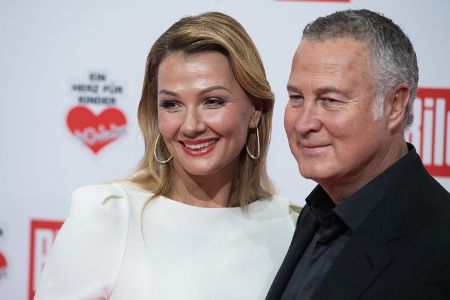 Frau und Mann auf rotem Teppich