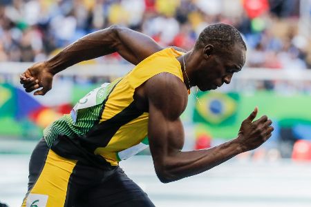 Schwarzer Mann im Sportoutfit wartet auf den Startschuss