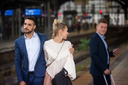 Frau von Pärchen guckt anderem hinterher