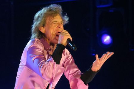 Alter Sänger auf einer Bühne mit Mikrofon in Aktion