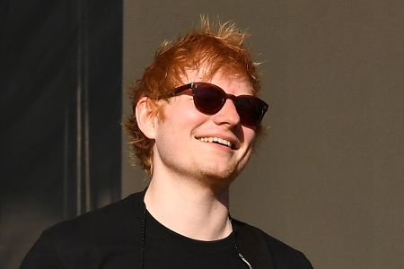 Rothaariger Mann auf Bühne mit Gitarre